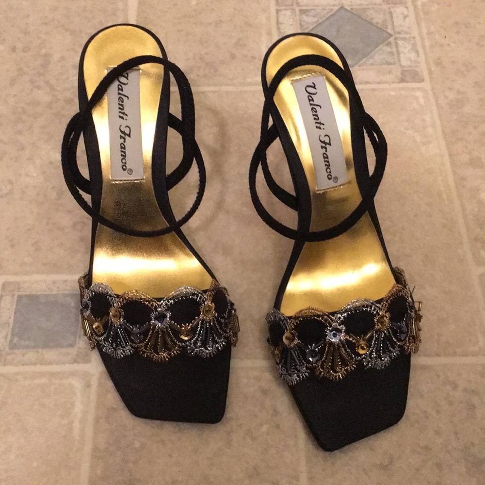 Beautiful sandal by Valenti Franco size 7